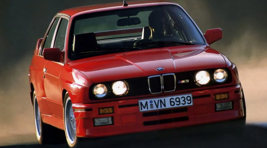 BMW M3 E30: L’Icona delle Sportive Tedesche Celebrata in una T-Shirt Esclusiva